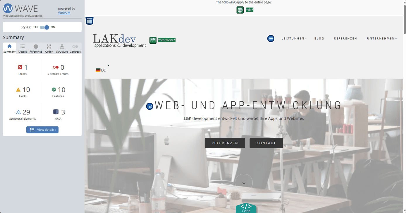 Wenn man die Erweiterung WAVE startet, werden Fehler und Features farbig auf der Website markiert. Zusätzlich öffnet sich eine Liste aller Fehler und Features.