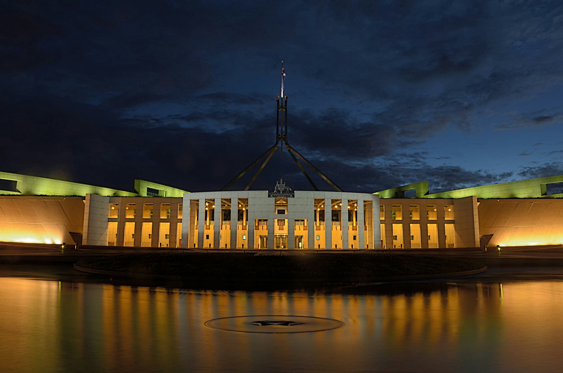 Das australische Commonwealth-Parlament in Canberra bei Nacht.