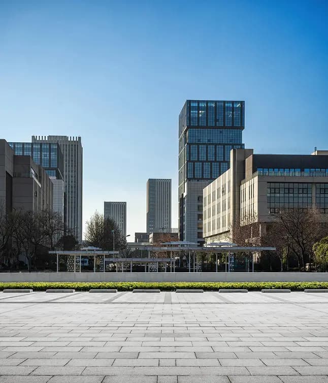 Bürogebäude und Platz in der Stadt