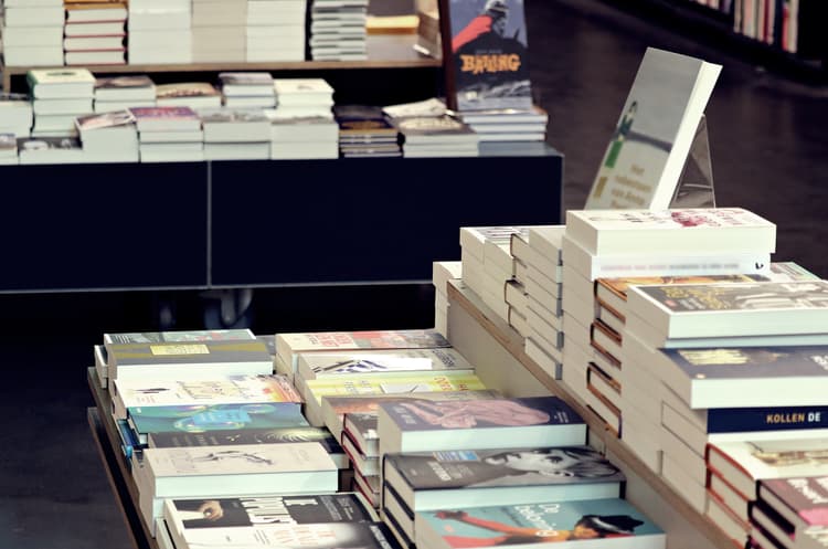 Verschiedene Bücher gestapelt auf einem Tisch