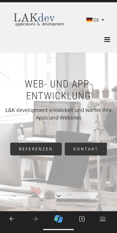 Auf dem Mobiltelefon wird die Website vertikal angezeigt. Dabei ändert sich die Navigationsleiste zu einem ausklappbarem Menü.