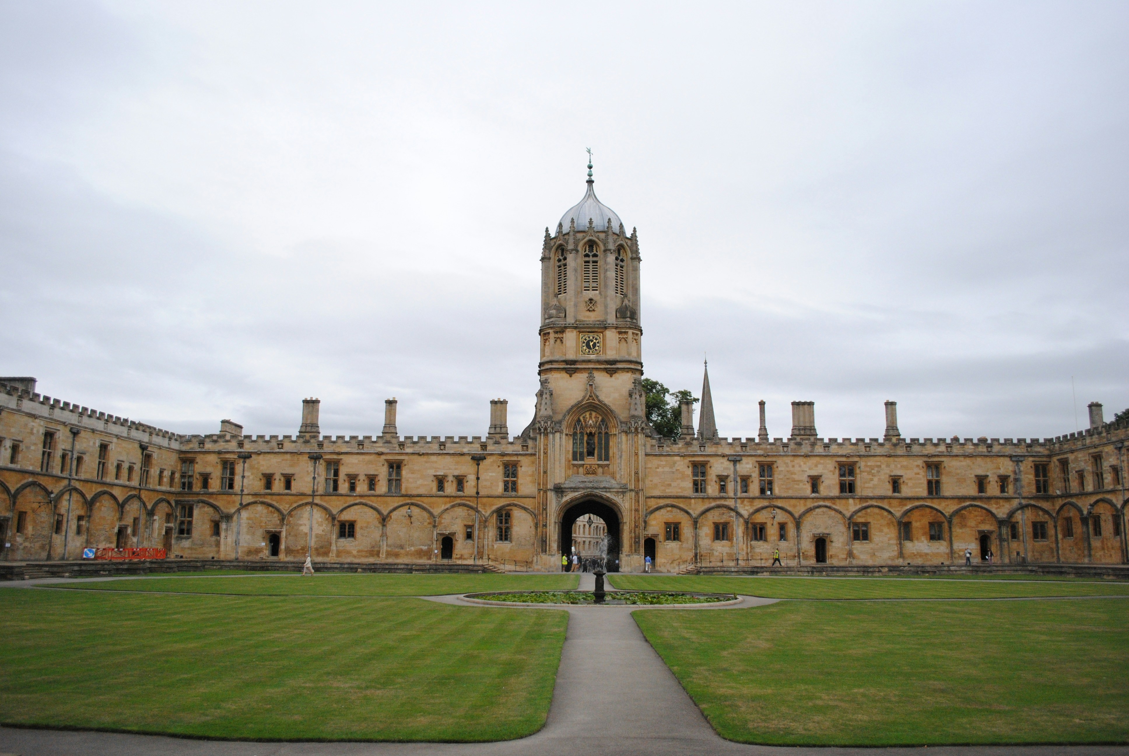 Der Rasen der Christ Church der Universität von Oxford. Im Hintergrund ist der Turm der Kirche zu sehen.
