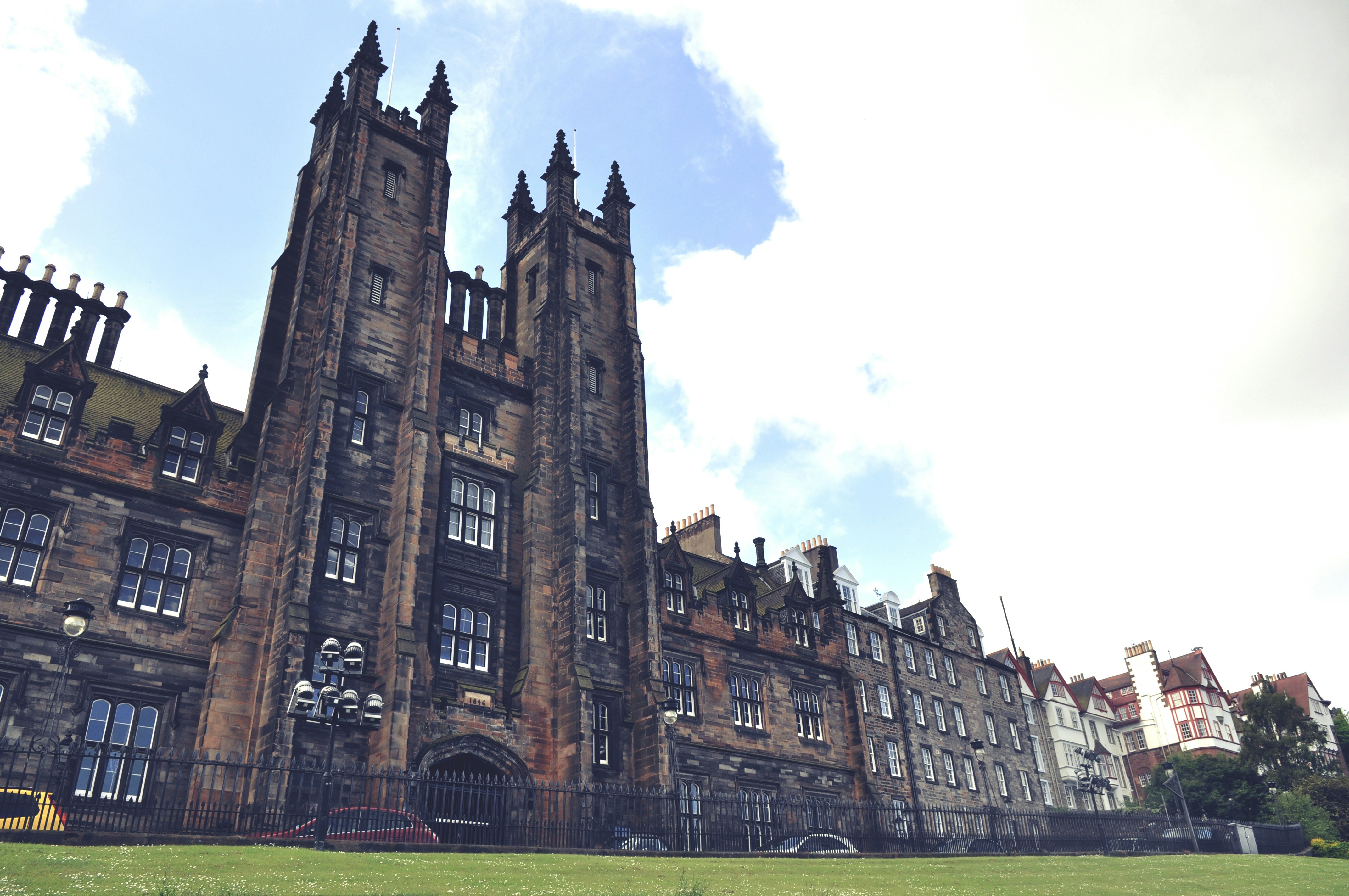 Die Frontseite des New College der Universität von Edinburgh. Zu sehen ist der Eingang mit beiden Türmen.